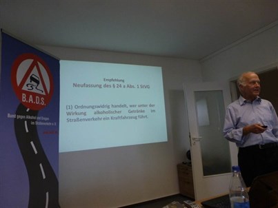 Herr Maatz bei einem Vortrag in Schwetzingen