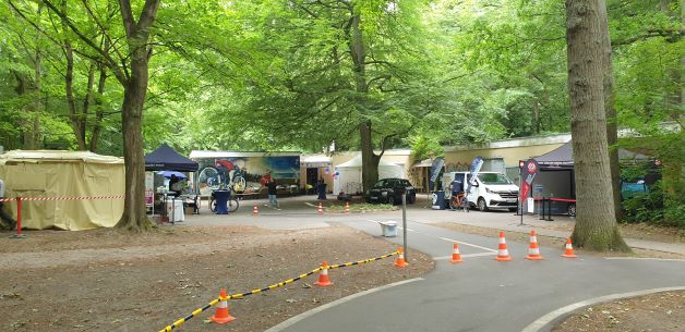 Das Veranstaltungsgelände der Jugendverkehrsschule Rostock.  Das DRK vermittelte aktuellen Erste Hilfemaßnahmen und sorgte auch fürs leibliche Wohl.