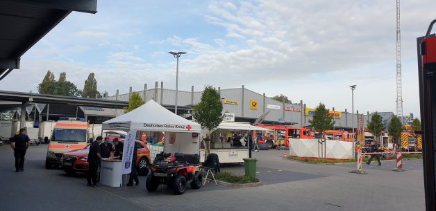 Auch das DRK zeigte seine Möglichkeiten Leben zu Retten. Besucher konnten hier aktiv erste Hilfe unter Anleitung leisten. Die ausgefahrene Drehleiter (30m) der FF im Hintergrund konnte bestiegen werden.