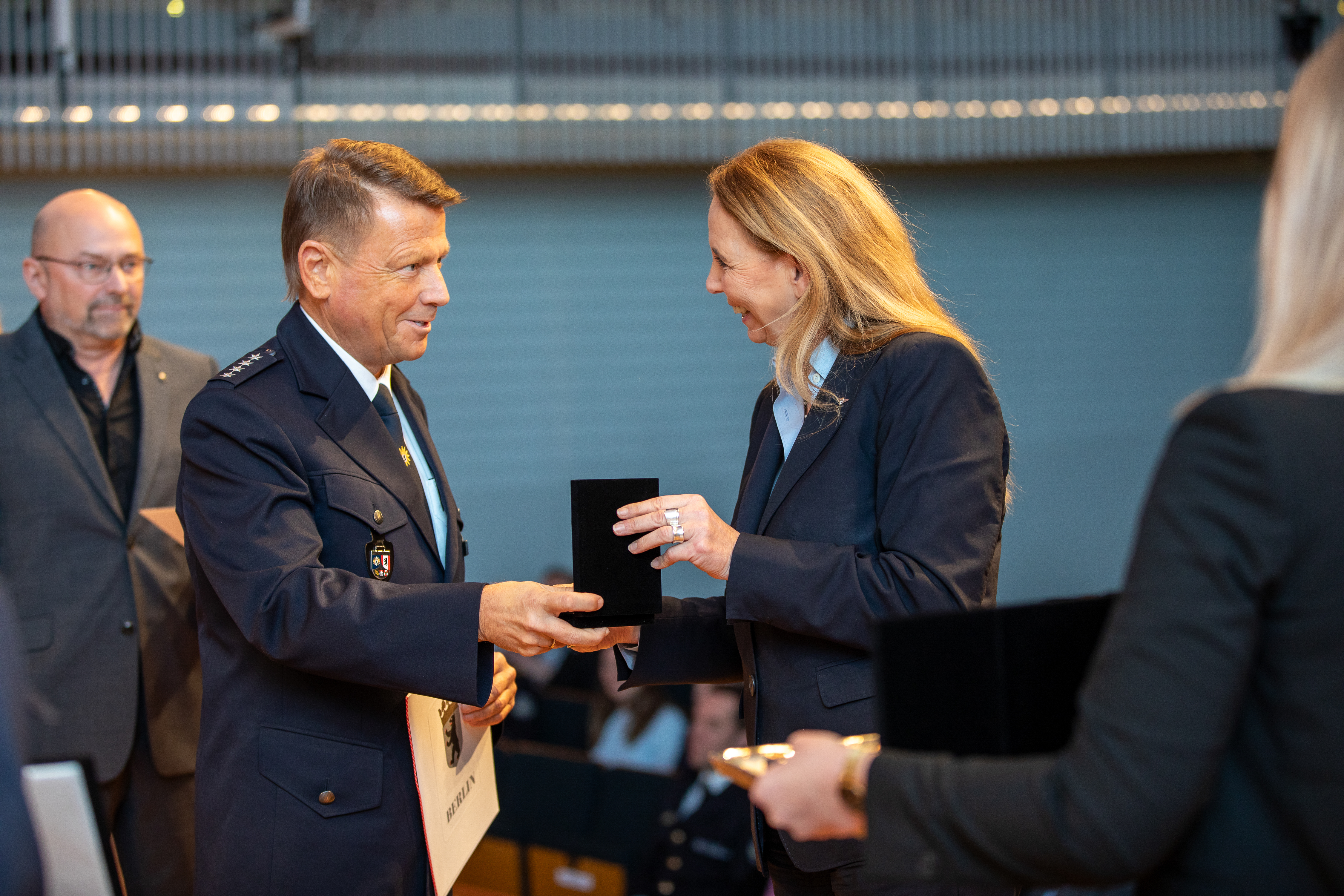 Die Berliner Polizeipräsidentin Frau Dr. Barbara Slowik überreicht Uwe Karck die Medaille