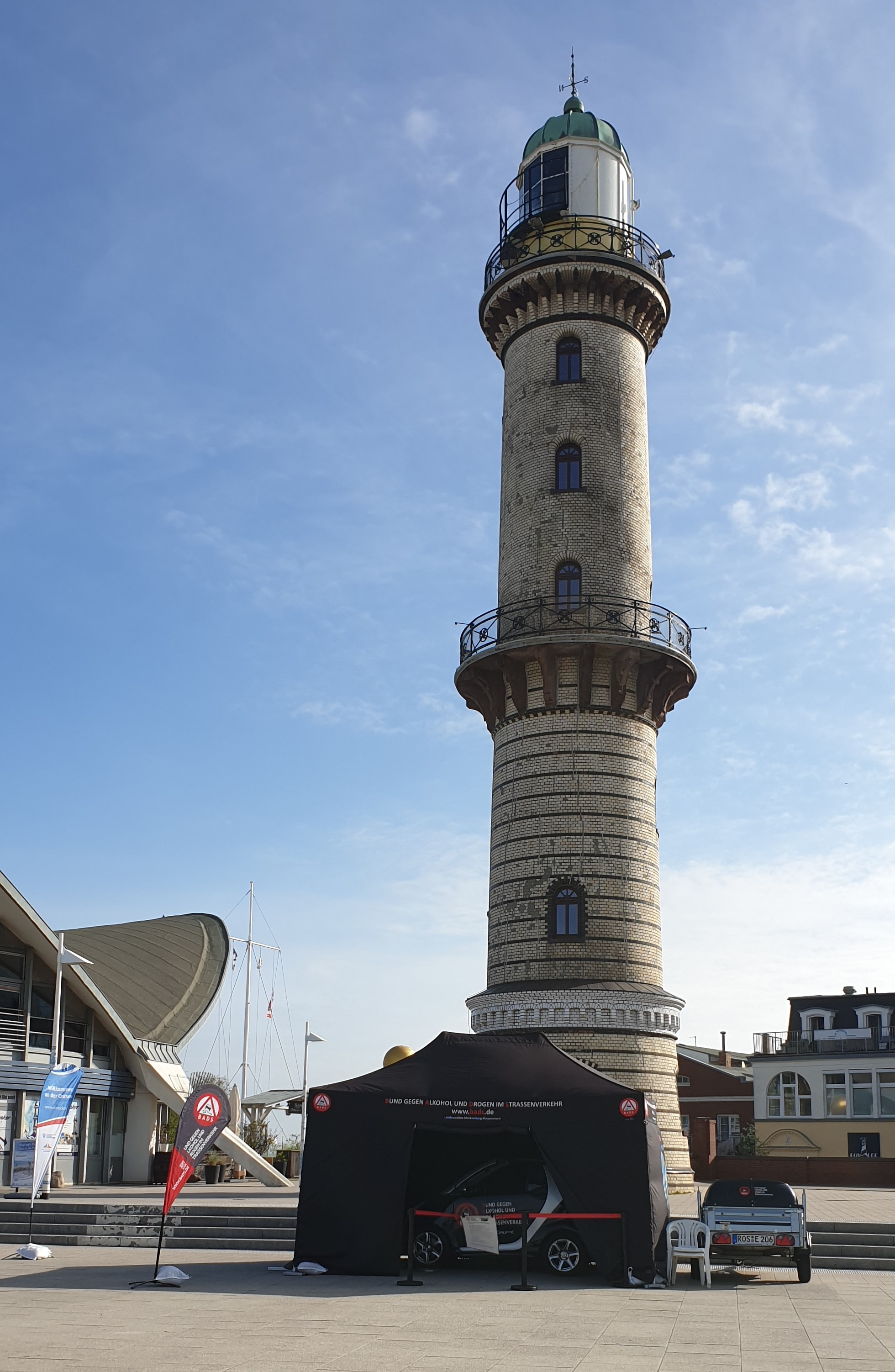 Der Warnemünder Leuchtturm, Wahrzeichen und Leuchtfeuer mit dem Teepott im Hintergrund