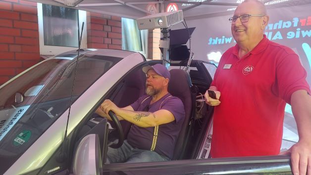 Stefan Kuna vom NDR ließ es sich nicht nehmen den Fahrsimulator auszuprobieren.