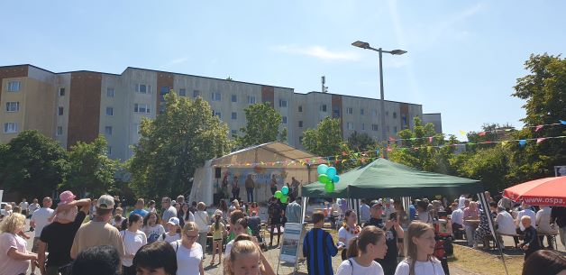 Die Veranstaltungsbühne im Hintergrund.