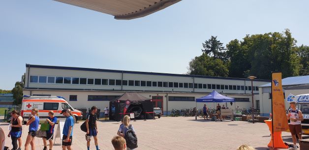 Zur Anmeldung für jedermann um das Sportabzeichen des Deutschen Olympischen Sportbundes (DOSB) abzulegen. Der BADS hier im Hintergrund.